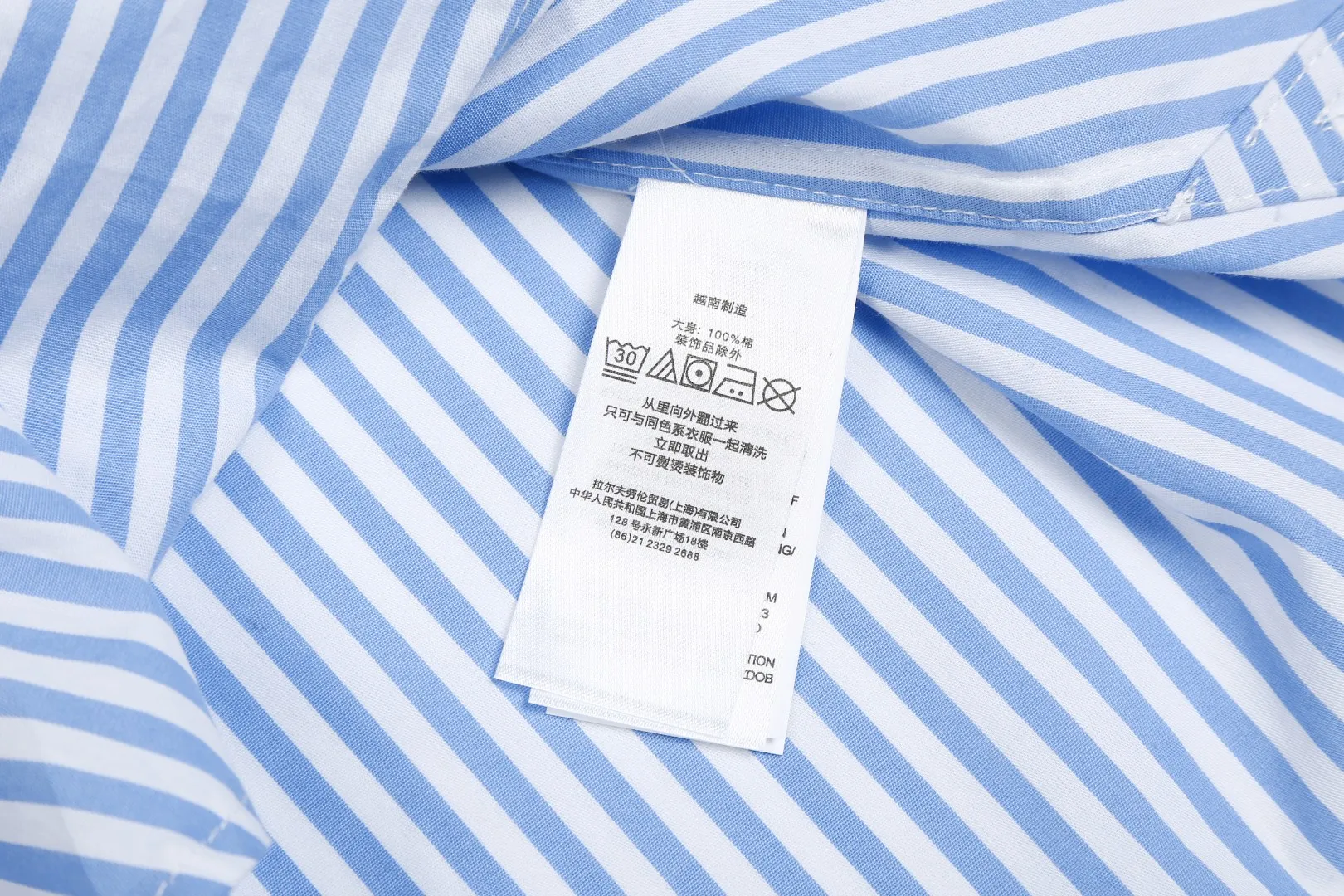 P250 White background picture [Popular new model] Style number: 25019# Color: red/green/blue Size: S to Custom dyed original pearlescent white buttons, large and small divisions, vertical eyelets ✅ - Special shaped chiffon foil is included in the collar door tube, not easy to deform and pull ✅ - RL three-color large and small vertical striped shirt, extraordinary isometric, cleverly matched stripes, diverse wear to stimulate self-expression, relaxed layering to play with the look of the four seasons